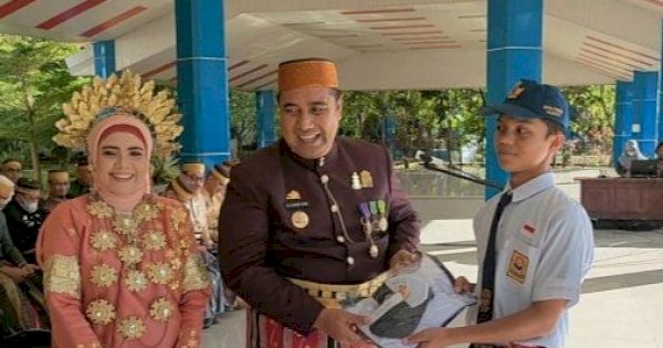 Beri 14.000 Seragam Sekolah, Bupati Maros: Tunaikan Janji Politik, Tingkatkan Pendidikan