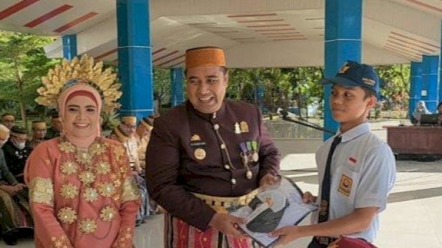 Bupati Maros, Chaidir Syam menyerahkan 14.000 baju seragam sekolah, yang bertepatan dengan peringatan Hari Ulang Tahun (HUT) Kab Maros ke-63, yang jatuh pada Senin 4 Juli 2022.