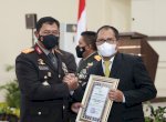 HUT Bhayangkara ke-76, Wali Kota Makassar Raih Penghargaan Dari Kapolda Sulsel