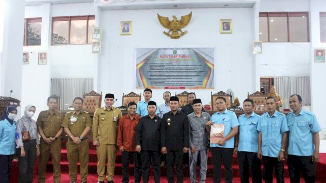 Rapat Paripurna DPRD Takalar terkait Ranperda tentang perusahaan umum daerah air minum tirta panrannuangku dan Ranperda tentang perubahan bentuk hukum perusda Panrannuangku menjadi PT. Panrannuangku perseroda berlangsung di Ruang Rapat Paripurna DPRD Takalar, Senin (4/7/2022).