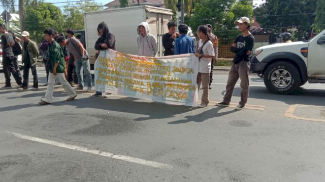 Sejumlah mahasiswa dari Himpunan Pelajar dan Mahasiswa Takalar (Hipermata) menggelar aksi unjuk rasa, kemarin (5/7/2022).