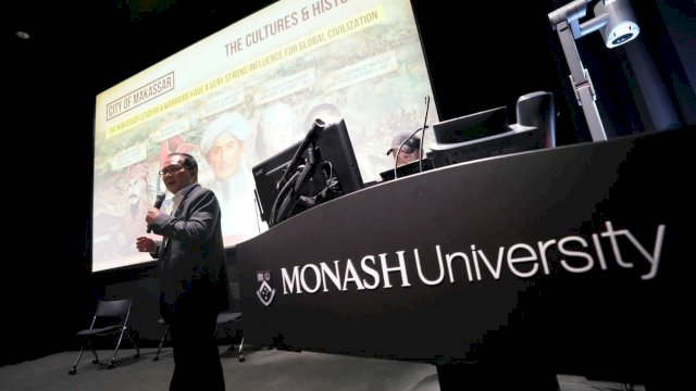 Kepala Badan Perencanaan Pembangunan Daerah (Bappeda) Kota Makassar, Helmy Budiman mendampingi Wali Kota Makassar Moh Ramdhan “Danny” Pomanto saat mempresentasikan Makassar di Culfield Campus, Monash University, Australia, Kamis (7/7/2022). (Istimewa) 