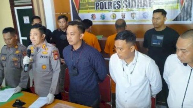 Dua orang ditangkap Satnarkoba Polres Sidrap atas kasus jual beli narkoba jenis sabu. Salah seorang pelaku merupakan kepala dusun di Wajo. 