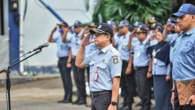 Penjabat Direktur Utama (Pj Dirut) Perusahaan Daerah (Perumda) Air Minum Kota Makassar, Beni Iskandar memimpin apel pagi pasca Iduladha 1443 Hijriah pada Senin (11/7/2022) di Lapangan Upacara Perumda Air Minum Kota Makassar. (Foto: ABATANEWS/Azwar) 