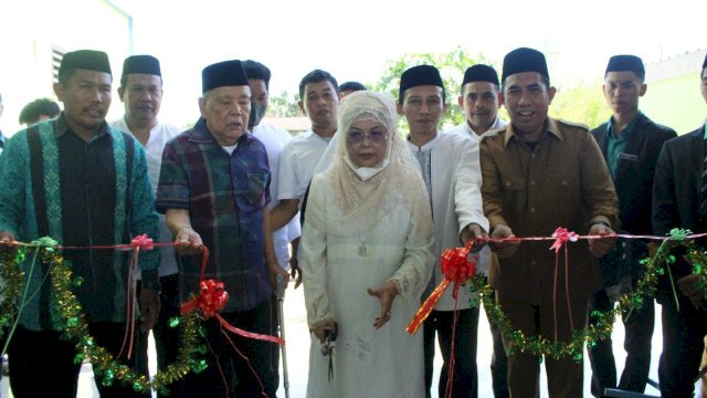 Wakil Bupati Takalar Achmad Se're bersama Pembina Pondok Pesantren Nurul As-Shafa Arifin Andi Tumpa meresmikan penggunaan gedung baru Pondok Pesantren Nurul Asafa, Takalar, pada Senin (11/7/2022). (Foto: ABATANEWS/Azwar) 