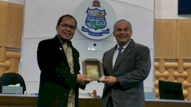 Wali Kota Makassar Moh Ramdhan ‘Danny’ Pomanto bertemu dengan Wali Kota Gold Coast Australia Tom Tate, Senin (11/7/2022). (Dok Pemkot Makassar) 