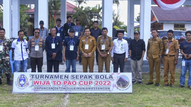 Wakil Bupati Luwu Utara (Lutra), Suaib Mansur saat membuka Dokumentasi pembukaan turnamen sepakbola Wija To Pao Cup 2022 yang dibuka secara resmi Wakil Bupati Luwu Utara (Lutra), Suaib Mansur di Lapangan Datok Sulaiman, Desa Pao, Kecamatan Malangke Barat, Lutra, Sulsel. Abatanews/Wahyuddin