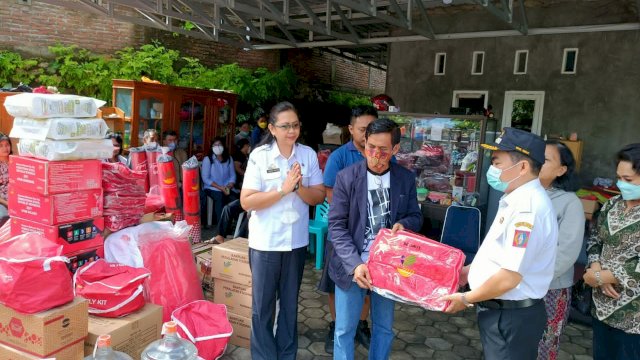 Pemprov Sulsel menyerahkan korban kebakaran di Kelurahan Ariang, Kecamatan Makale, Tana Toraja yang terjadi pada Rabu (13/7/2022) dini hari. (Foto: ABATANEWS/Azwar) 