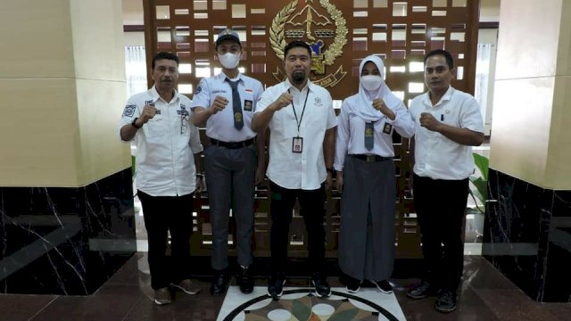 Dua Calon Pasukan Pengibar Bendera Pusaka (Paskibraka) Tingkat Nasional asal Provinsi Sulawesi Selatan resmi dilepas Pelaksana Harian (Plh) Gubernur, Abdul Hayat Gani, pada Rabu (13/7/2022) lalu, di Kantor Gubernur, untuk mengikuti Pemusatan Pendidikan dan Pelatihan (Diklat) Paskibraka di Lemhanas RI, Jakarta. (Foto: ABATANEWS/Azwar) 