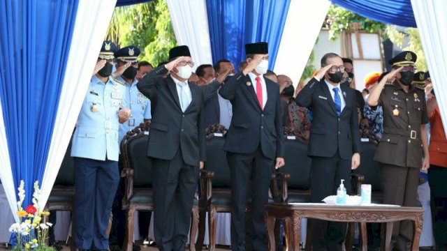 Wali Kota Makassar Moh Ramdhan Pomanto turut serta menyaksikan prosesi Serah Terima Jabatan Panglima Komando Operasi TNI Angkatan Udara II (Pangkoopsud II) di Lapangan Apel I Makoopsud II, Jalan Perintis Kemerdekaan Makassar, pada Sabtu (16/7/2022). (Foto: ABATANEWS/Azwar) 