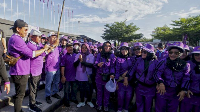 Sekretaris Daerah (Sekda) Kota Makassar, M. Anshar melepas peserta Jalan Sehat Himpunan Keluarga Masenrempulu (HIKMA) Sulawesi Selatan (Sulsel), di Anjungan City Of Makassar, pada Ahad (17/7/2022). (Foto: ABATANEWS/Azwar) 