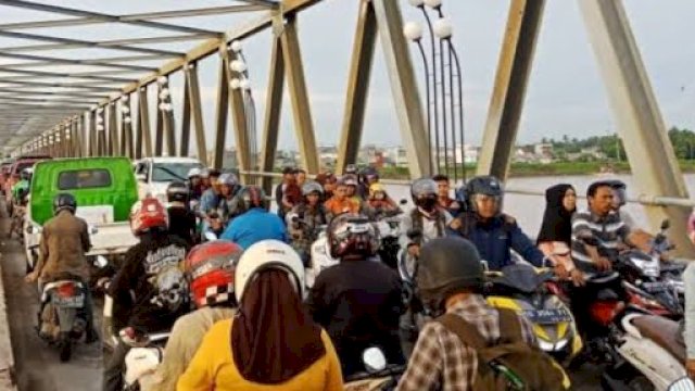 Kondisi di Jembatan Barombong, saat terjadi kemacetan. 