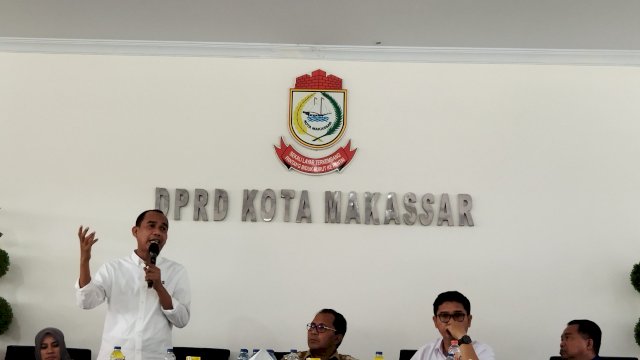 Wali Kota Makassar Moh Ramdhan Pomanto menjelaskan perihal jalur rel kereta api Makassar-Parepare, di Kantor DPRD Makassar, pada Senin (18/7/2022). (Foto: ABATANEWS/Cinno) 