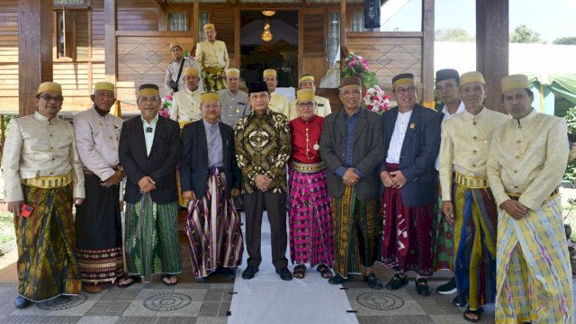 Ilham Arief Sirajuddin bersua Bupati Jeneponto Iksan Iskandar di sebuah pesta pernikahan di Kabupaten Jeneponto pada Ahad (17/7/2022). (Istimewa) 