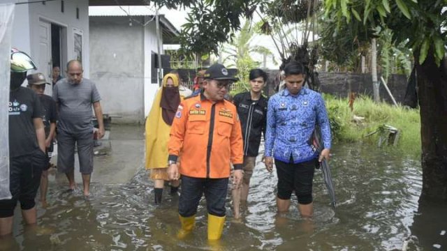 Wali Kota Gorontalo, Marten Taha saat meninjau sejumlah titik rawan banjir, pada Senin (18/7/2022). (Foto: ABATANEWS/Azwar) 