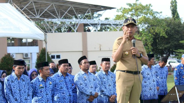 Bupati Takalar Syamsari, memberikan arahan di depan ribuan guru yang hadir dalam apel akbar perdana menyambut tahun ajaran baru 2022/2023, di lapangan H Makkatang Daeng Sibali, pada Senin (18/7/2022). (Foto: ABATANEWS/Wahyuddin) 