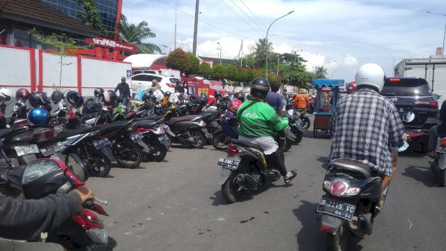 Kondisi di depan Kantor GraPARI Telkomsel Makassar pada Selasa (18/7/2022) siang. (Foto: ABATANEWS/Wahyuddin) 