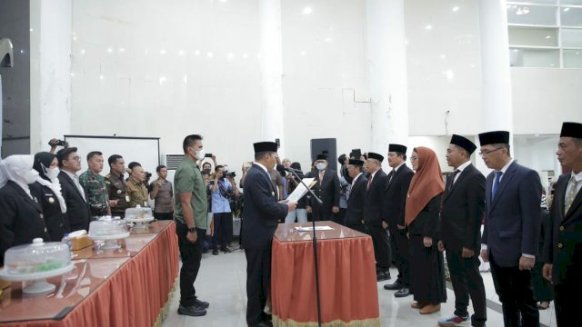 Wali Kota Makassar Moh Ramdhan Pomanto melantik Direksi dan Dewan Pengawas BUMD Kota Makassar, di Baruga Anging Mamiri, pada Selasa (19/7/2022). (Foto: ABATANEWS/Wahyu) 