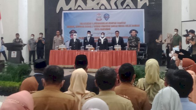 Wali Kota Makassar Moh Ramdhan Pomanto melantik Direksi dan Dewan Pengawas BUMD Kota Makassar, di Baruga Anging Mamiri, pada Selasa (19/7/2022). (Foto: ABATANEWS/Wahyu) 