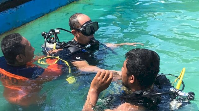 BPBD Makassar menggelar latihan menyelam di Kolam Renang Mattoanging. 