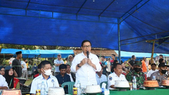 Turnamen Sepakbola Mini Dandang Cup I Tahun 2022 yang diselenggarakan oleh Karang taruna Sari Alam Desa Dandang, secara resmi dibuka oleh Wakil Bupati Luwu Utara Suaib Mansur, Rabu (20/07/2022), di lapangan Sepakbola Dandang, Kecamatan Sabbang Selatan. (Foto: ABATANEWS/Azwar) 