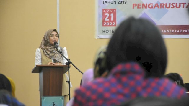 Anggota DPRD Kota Makassar, Budi Hastuti menggelar sosialisasi Peraturan Daerah (Perda) nomor 5 tahun 2019 tentang Pelaksanaan Pengarusutamaan Gender (PUG) dalam Pembangunan, di Hotel KHAS Makassar, Jalan Andi Mappanyukki, pada Kamis (21/7/2022). (Foto: ABATANEWS/Azwar) 