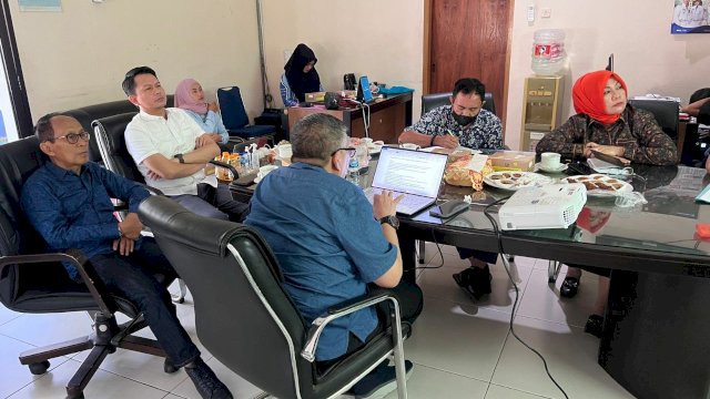 Dewan Pengawas (Dewas) Perumda Air Minum (PDAM) Makassar melakukan rapat perdana di Ruang Kerja Dewas PDAM Makassar, pada Kamis (21/7/2022). (Foto: ABATANEWS/Azwar) 