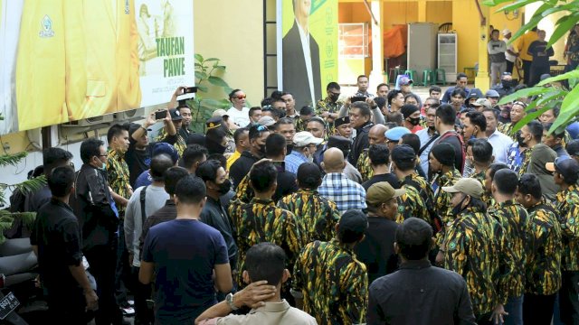 Keributan terjadi di Kantor Golkar Sulsel, Jalan Bontolempangang, Makassar, pada Kamis (21/7/2022). Kendati demikian, tak ada adu jotos dalam keributan ini.