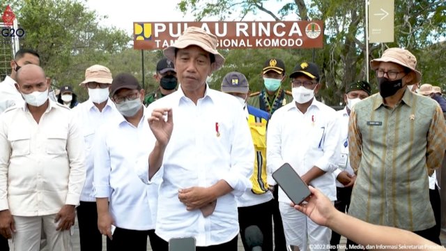 Presiden Jokowi, saat melakukan kunjungan Pulau Rinca di Labuan Bajo, Kabupaten Manggarai Barat, Nusa Tenggara Timur (NTT), Kamis (21/7/2022). (Tangkapan layar kanal YouTube Sekretariat Presiden) 