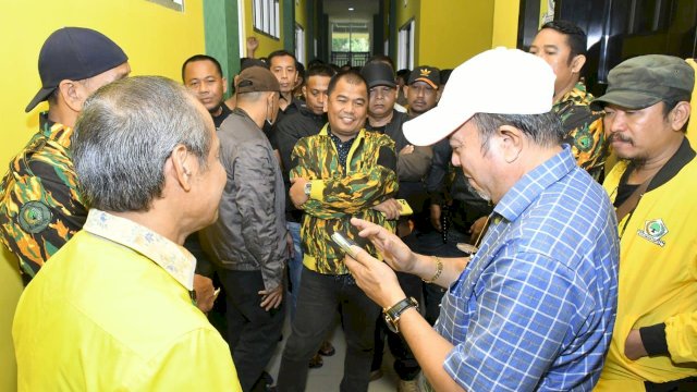 Keributan terjadi di Kantor Golkar Sulsel, Jalan Bontolempangang, Makassar, pada Kamis (21/7/2022). (Istimewa) 