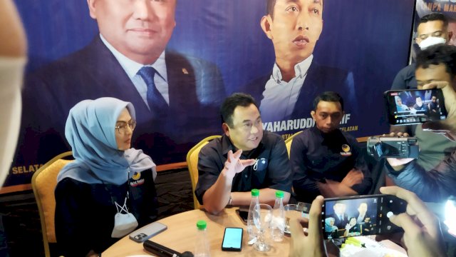 Rachmat Gobel (tengah) diwawancarai awak media usai berdialog dengan kader NasDem di Kantor DPW NasDem Sulsel, Jalan Bontolempangan, Makassar, pada Kamis (21/7/2022) malam. (Foto: ABATANEWS/Cinno) 