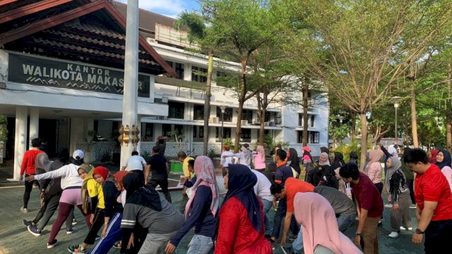 Dinas Pemuda dan Olahraga melaksanakan Senam Sehat Bugar yang rutin diadakan setiap minggu di halaman Kantor Balaikota Makassar pada Jumat (22/7/2022) pagi. (Foto: ABATANEWS/Wahyuddin) 