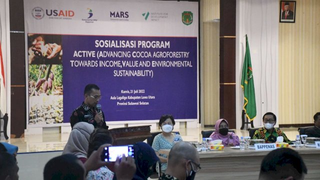 Bupati Luwu Utara Indah Putri Indriani membuka kegiatan Sosialisasi Program advancing Cocoa Agroforestry towords income, value and envioental sustainability (ACTIVE) , pada Kamis (21/07/2022). (Foto: ABATANEWS/Azwar) 