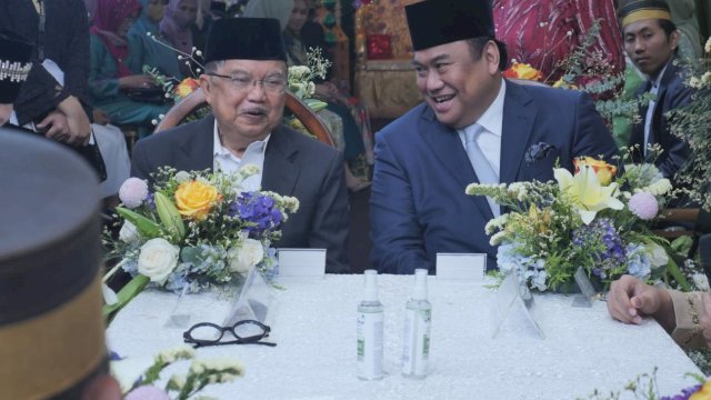 Mantan Wakil Presiden Jusuf Kalla dan Wakil Ketua DPR RI Rachmat Gobel menjadi saksi nikah Siti Hajar Maharani Niode dan Muhammad Shafwan, pada Sabtu (23/7/2022), di kediaman Fatimah Kalla. (Istimewa) 