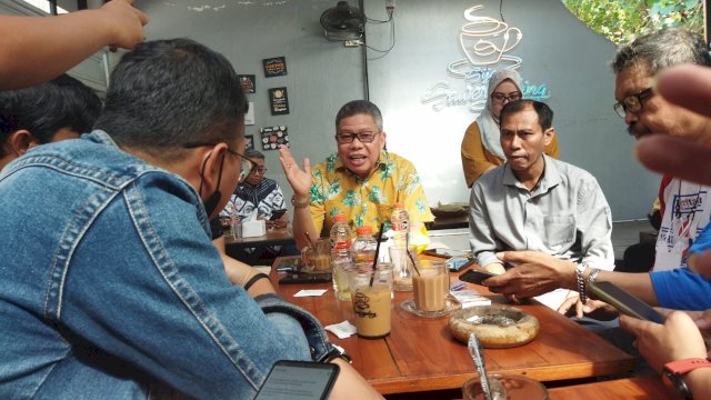 Ketua Golkar Sulsel Taufan Pawe menggelar jumpa pers di salah satu kedai kopi di Makassar, pada Ahad (24/7/2022). (Foto: ABATANEWS/Azwar) 