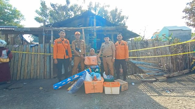 BPBD Provinsi Sulawesi Selatan melalui BPBD Kabupaten Bulukumba, menyerahkan bantuan kepada korban kebakaran di Jalan Bete-bete Bulukumba, pada Senin (25/7/2022). (Foto: ABATANEWS/Azwar) 