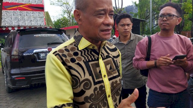 Ketua Harian Partai Golkar, Kadir Halid saat diwawancarai awak media di Red Corner, Jalan Yusuf Dg Ngawing, pada Senin (25/7/2022). (Foto: ABATANEWS/Cinno) 