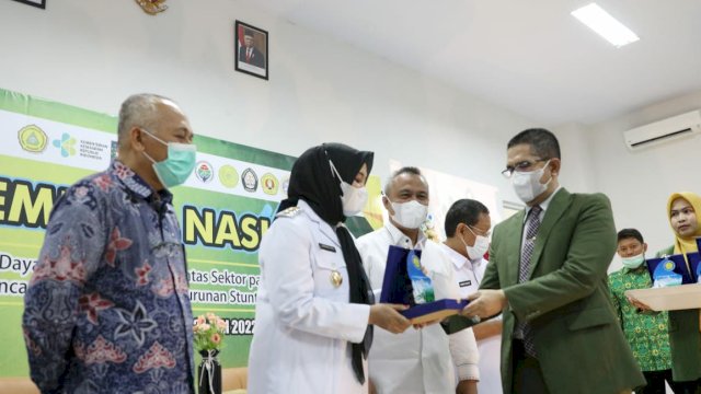 Wakil Wali Kota Makassar Fatmawati Rusdi mewakili Moh Ramdhan Pomanto menerima menerima penghargaan, di Ruang Theater Room Poltekkes Kemenkes Makassar, Rabu (27/7/2022). (Foto: ABATANEWS/Azwar) 