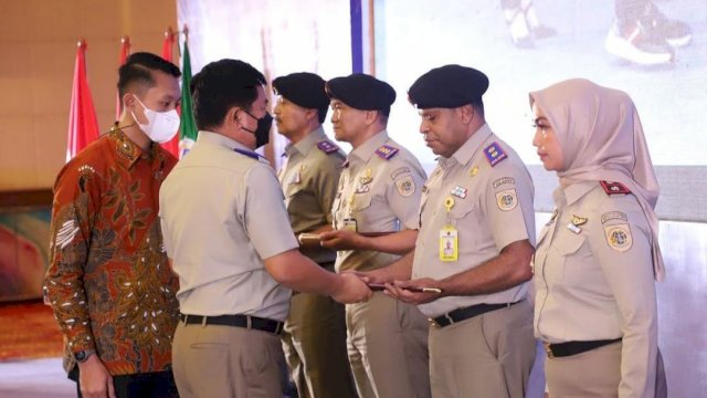 Menteri Agraria dan Tata Ruang/Kepala Badan Pertanahan Nasional (ATR/BPN), Hadi Tjahjanto menambah dan memberikan atribut baru kepada seluruh jajaran Kementerian ATR/BPN, di Jakarta, kemarin (26/7/2022). (Foto: Humas Kementerian ATR/BPN) 