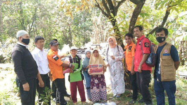 Gubernur Sulawesi Selatan, Andi Sudirman Sulaiman menginstruksikan bantuan logistik untuk korban akibat kejadian pohon tumbang di Kabupaten Enrekang, Rabu (27/7/2022). (Foto: ABATANEWS/Azwar) 