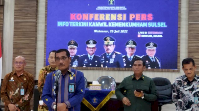 Pimpinan Kemenkumham Sulsel menggelar konferensi pers di Kantor Wilayah Kemenkumham Sulsel, Jl Sultan Alauddin, Makassar, Kamis (28/7/2022) siang. (Foto: ABATANEWS/Cinno) 