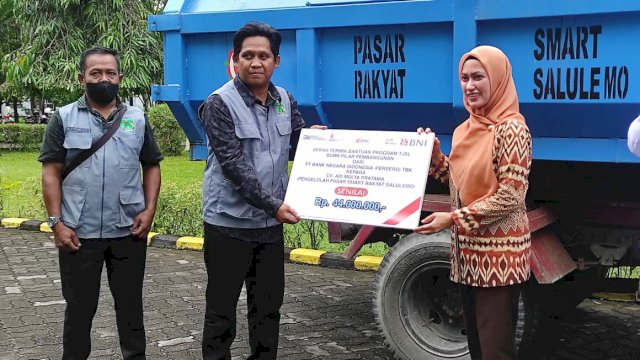 Pimpinan BNI Cabang Palopo, Maruli Ricardo Pardede menyerahkan 1 buah bak sampah untuk di manfaatkan di Pasar Salulemo, Kecamatan Baebunta, dan diterima langsung oleh Bupati Luwu Utara Indah Putri Indriani, pada Kamis (28/7/2022). (Foto: ABATANEWS/Azwar) 