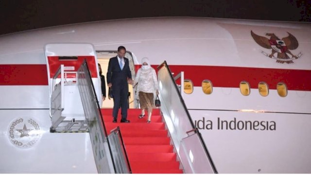 Presiden Joko Widodo dan Ibu Iriana Joko Widodo beserta rombongan tiba di Indonesia pada Jumat (29/7/2022) dini hari, setelah melakukan kunjungan kerja ke tiga negara di kawasan Asia Timur yaitu Republik Rakyat Tiongkok (RRT), Jepang, dan Korea Selatan. (Foto: Biro Pers Presiden) 