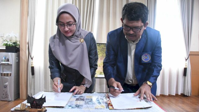 Pemerintah Kabupaten Luwu Utara melakukan kerja sama atau MoU dengan Universitas Muhammadiyah (Unismuh) Palopo, yang bertempat di ruang kerja Kantor Bupati Luwu Utara, pada Jumat (29/7/2022). (Foto: ABATANEWS/Wahyuddin) 