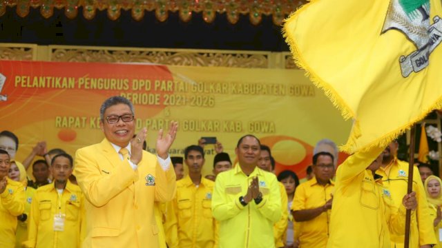 Ketua Golkar Sulsel, Taufan Pawe (TP) resmi melantik kepengurusan DPD II Golkar Gowa periode 2021 - 2022, di Gedung De'bollo, Kelurahan Kaligowa, Sungguminasa, Kabupaten Gowa, pada Ahad (31/7/2022). (Foto: ABATANEWS/Azwar) 