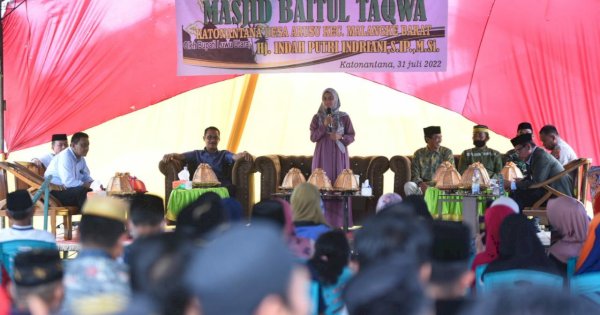 Resmikan Masjid Baitul Taqwa, Bupati Indah Angkat Kisan Nabi Muhammad SAW