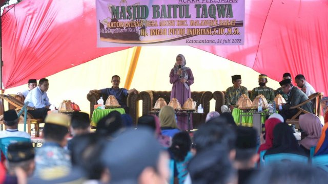 Bupati Luwu Utara Indah Putri Indriani saat meresmikan Masjid Baitul Taqwa Dusun Katonantana Desa Arusu Malangke Barat, pada Ahad (31/7/2022). (Foto: ABATANEWS/Wahyuddin) 