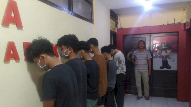 6 dari 17 anggota geng motor terindikasi kuat melakukan tindak pidana dan telah diamakna di Polsek Biringkanaya, pada Selasa (19/7/2022). (Dok Polsek Biringkanaya) 