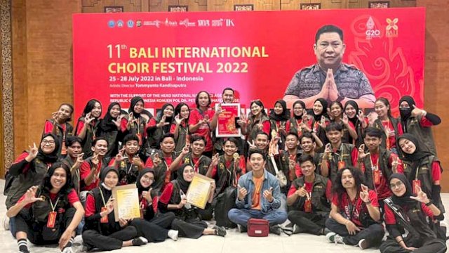 Unit Kegiatan Kemahasiswaan Paduan Suara Mahasiswa (UKM PSM) Pinisi Choir Universitas Negeri Makassar (UNM)  memboyong dua medali emas segali di 11th Bali International Choir Festival sejak 23-28 Juli kemarin di Denpasar, Bali. (Istimewa) 