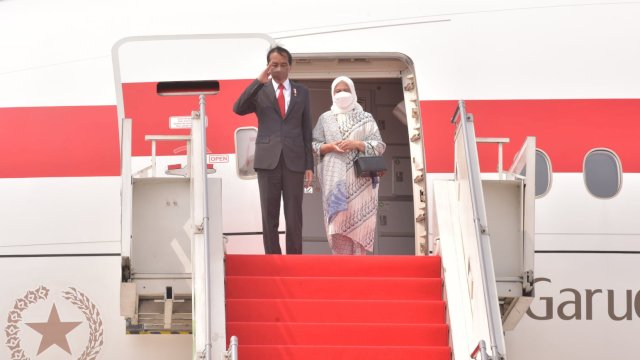 Presiden RI Joko Widodo (Jokowi) didampingi Ibu Iriana Joko Widodo bertolak menuju Beijing, Republik Rakyat Tiongkok (RRT), Senin (25/07/2022). (Foto: Biro Pers Presiden) 